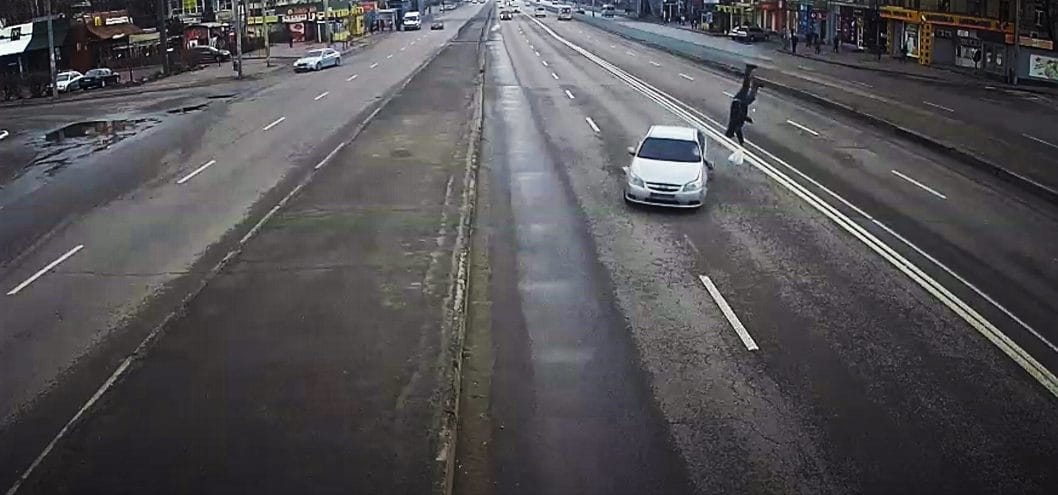 В Днепре на Слобожанском проспекте сбили пешехода: видео происшествия - рис. 6