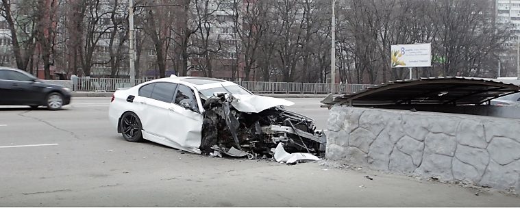 На Запорожском шоссе автомобиль BMW влетел в подземный переход - рис. 1
