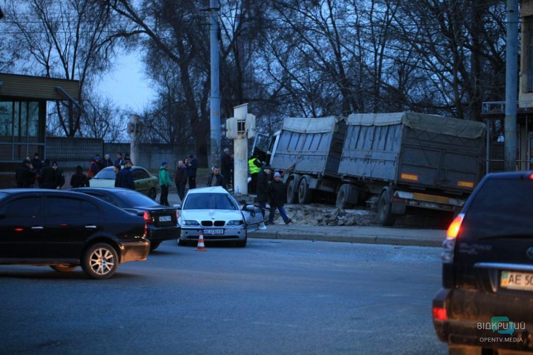 В Днепре возле ДК «Ильича» грузовик протаранил две иномарки: есть пострадавшие - рис. 4