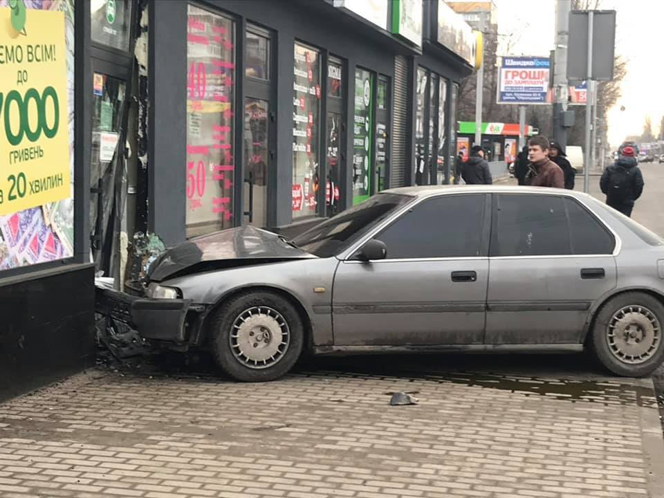 В Днепре на Калиновой автомобиль Honda врезался в магазин - рис. 2