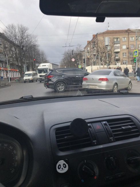 В Днепре на перекрестке Поля и Титова столкнулись иномарки: движение транспорта затруднено - рис. 2