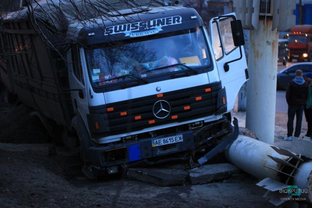 В Днепре возле ДК «Ильича» грузовик протаранил две иномарки: есть пострадавшие - рис. 10
