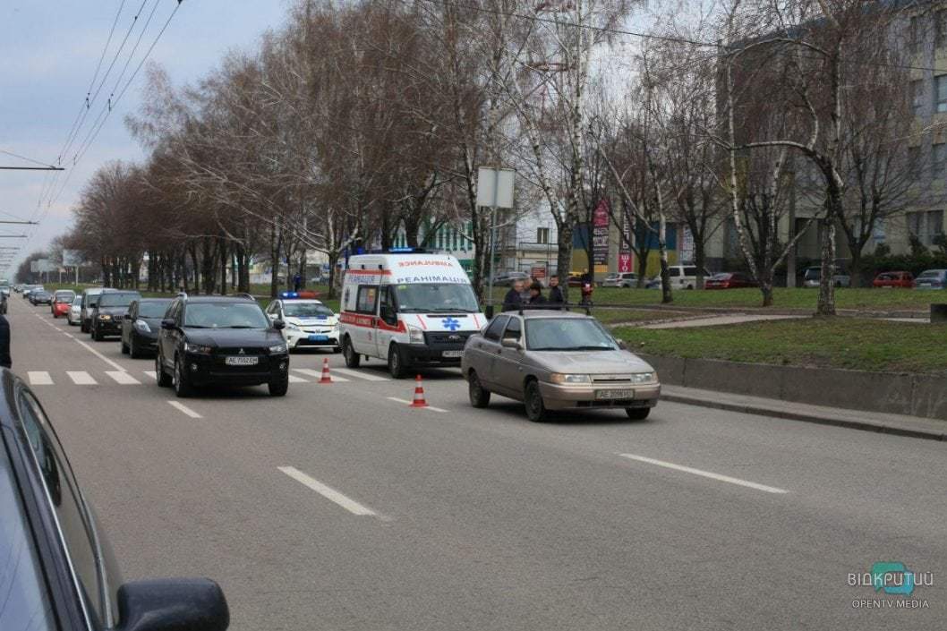 В Днепре на проспекте Поля ВАЗ сбил человека на пешеходном переходе - рис. 1