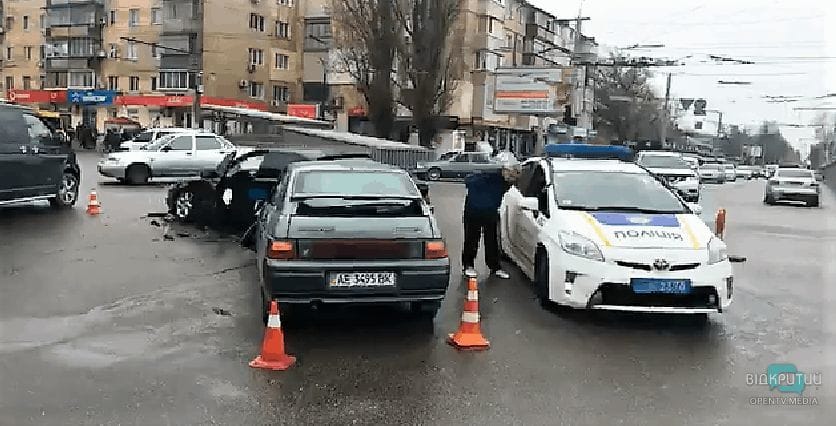 В Днепре на Слобожанском проспекте столкнулись автомобили Merсedes и ВАЗ - рис. 5