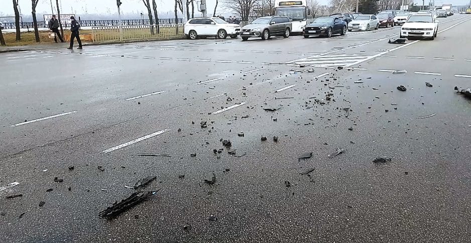 Оторванные колёса: в Днепре на Набережной Заводской произошло тройное ДТП - рис. 1
