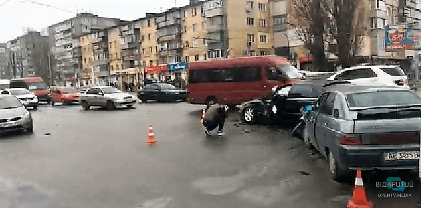 В Днепре на Слобожанском проспекте столкнулись автомобили Merсedes и ВАЗ - рис. 3