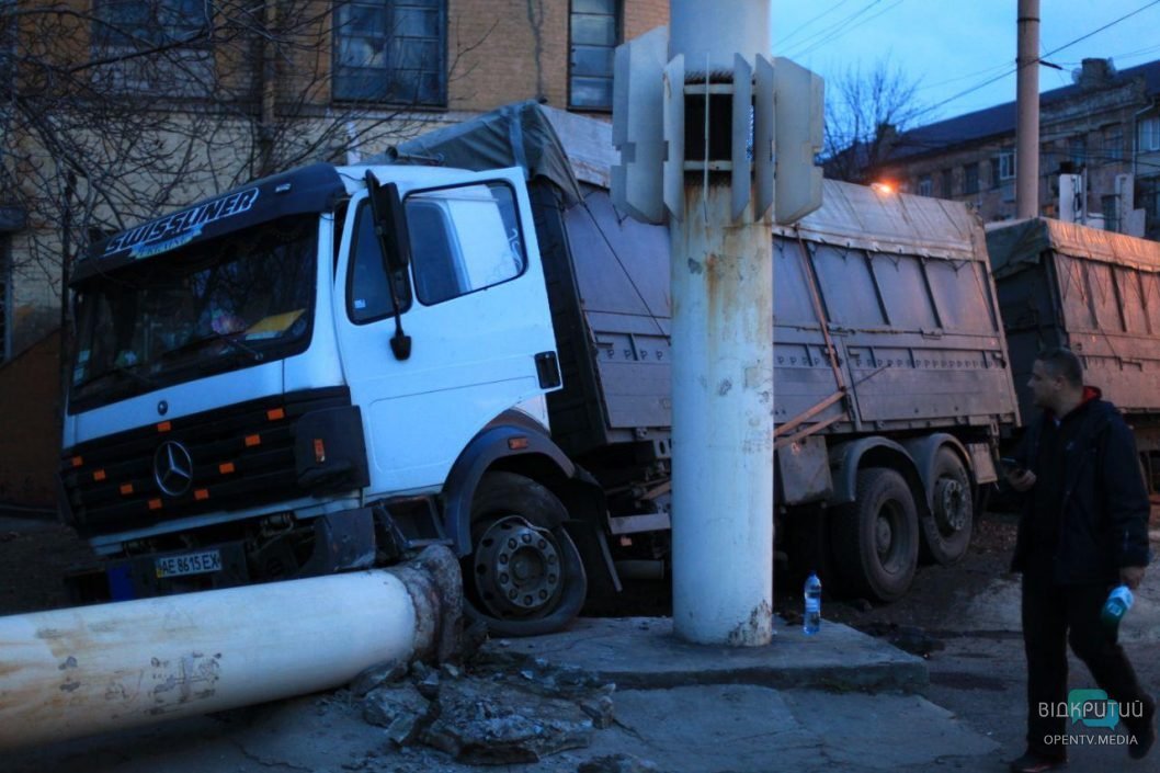 В Днепре возле ДК «Ильича» грузовик протаранил две иномарки: есть пострадавшие - рис. 16