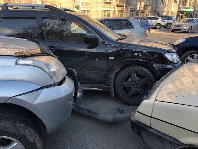 В центре Днепра — ДТП: столкнулись Mitsubishi, Toyota и ВАЗ - рис. 3