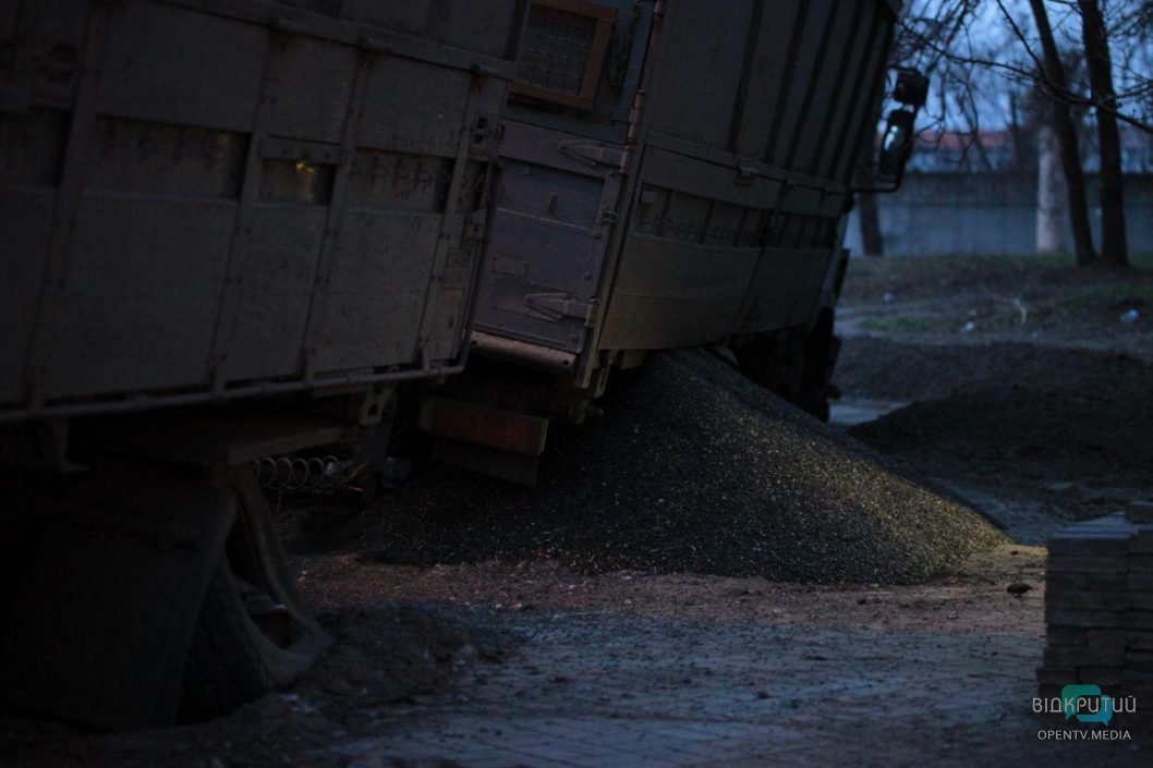 В Днепре возле ДК «Ильича» грузовик протаранил две иномарки: есть пострадавшие - рис. 2