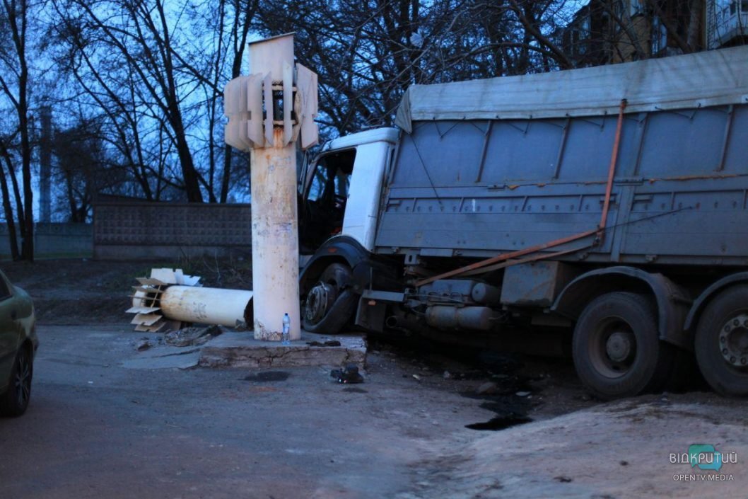 В Днепре возле ДК «Ильича» грузовик протаранил две иномарки: есть пострадавшие - рис. 11