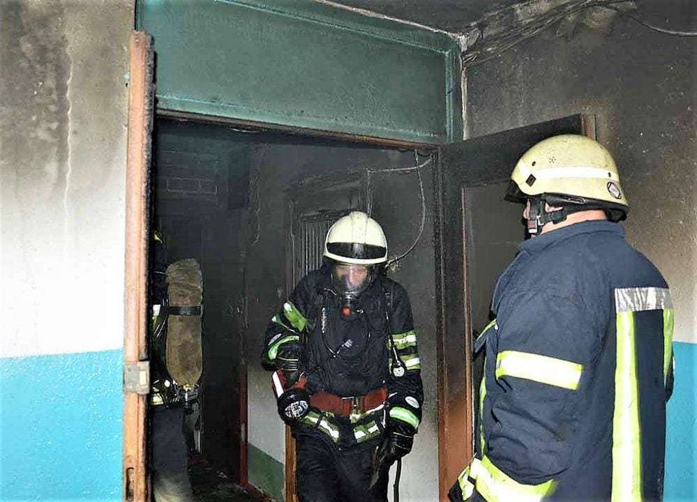 В Днепре на Донецком шоссе горела многоэтажка: пострадала женщина - рис. 1