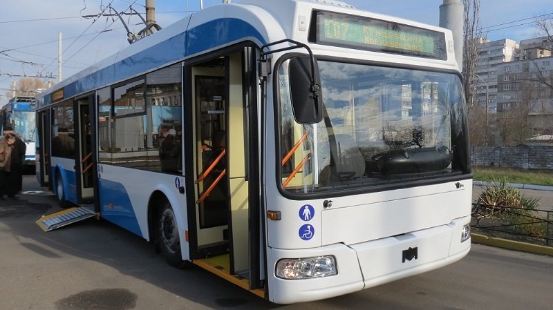В Днепре из-за повреждения контактной сети приостановили работу двух троллейбусов - рис. 1