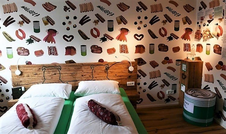 В Германии появился первый в мире «колбасный» отель - рис. 11