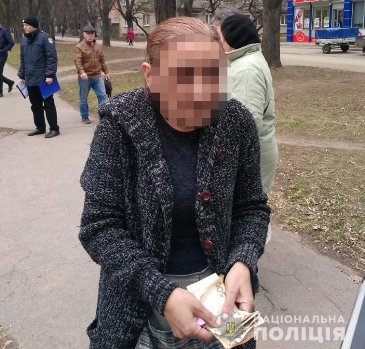 Просили напиться воды: в Днепропетровской области три женщины украли у 89-летней пенсионерки тысячи гривен - рис. 1
