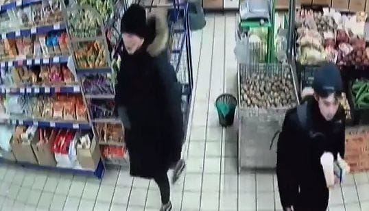 В Днепре показали вандалов, которые обрисовали памятник Полю рекламой наркотиков - рис. 10