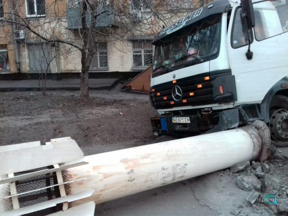 В Днепре возле ДК «Ильича» грузовик протаранил две иномарки: есть пострадавшие - рис. 8