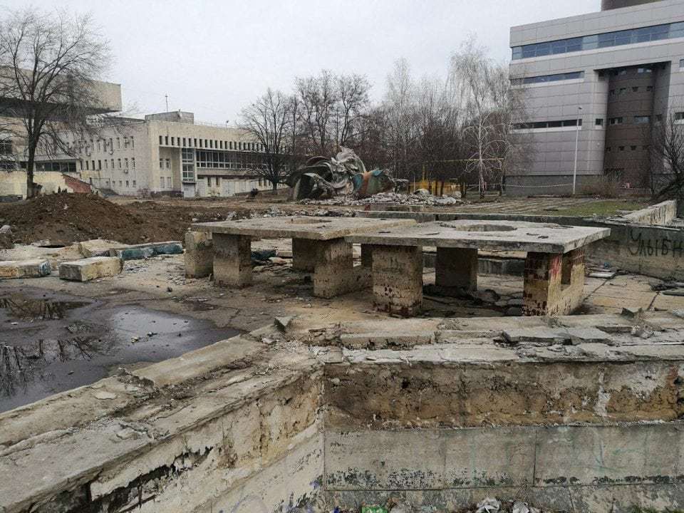 В Днепре возле стадиона «Метеор» снесли скульптуру «Дніпрові хвилі» - рис. 3