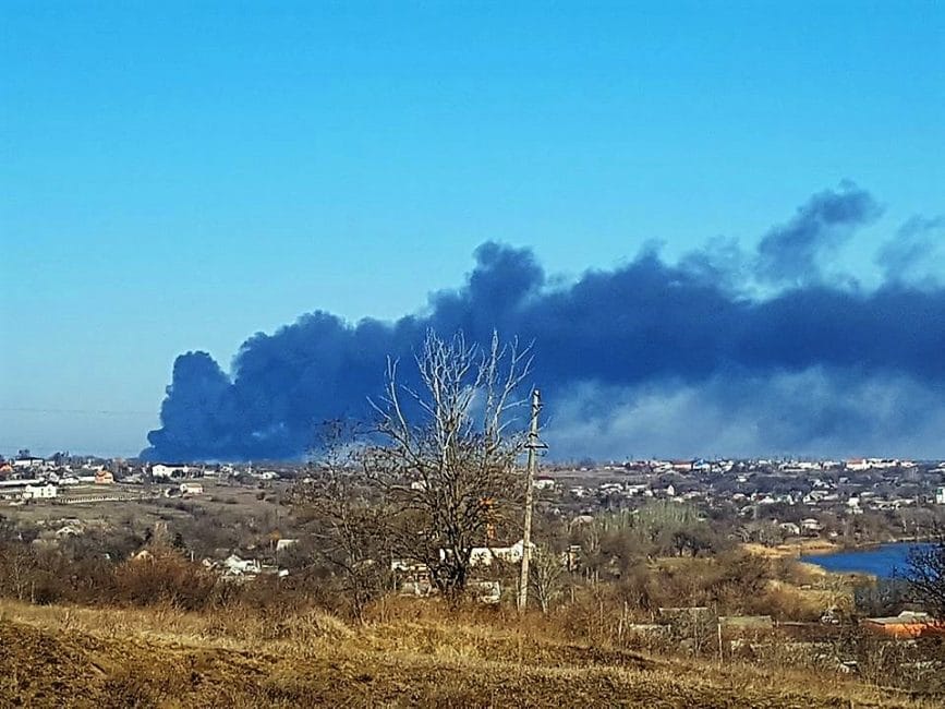 В селе Каменка горит завод пластмассовых изделий - рис. 1