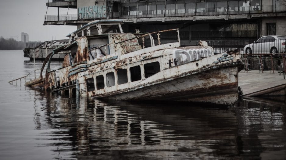 В Днепре тонущему катеру предложили дать новое имя - рис. 10