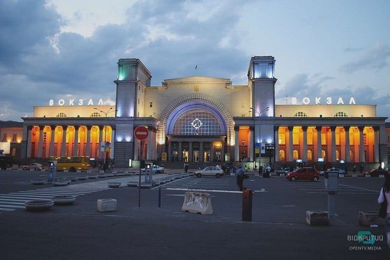 В Днепре горожане просят отрегулировать работу автопарковки возле ж/д вокзала - рис. 9