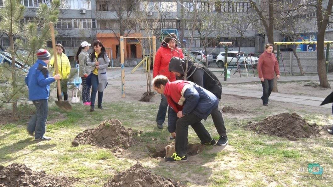 В Днепре прошла акция «Посади дерево - спаси город» - рис. 6