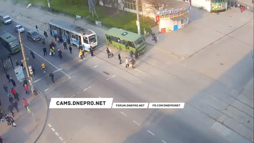 В Каменском у автобуса отказали тормоза, и он вылетел с дороги - рис. 12