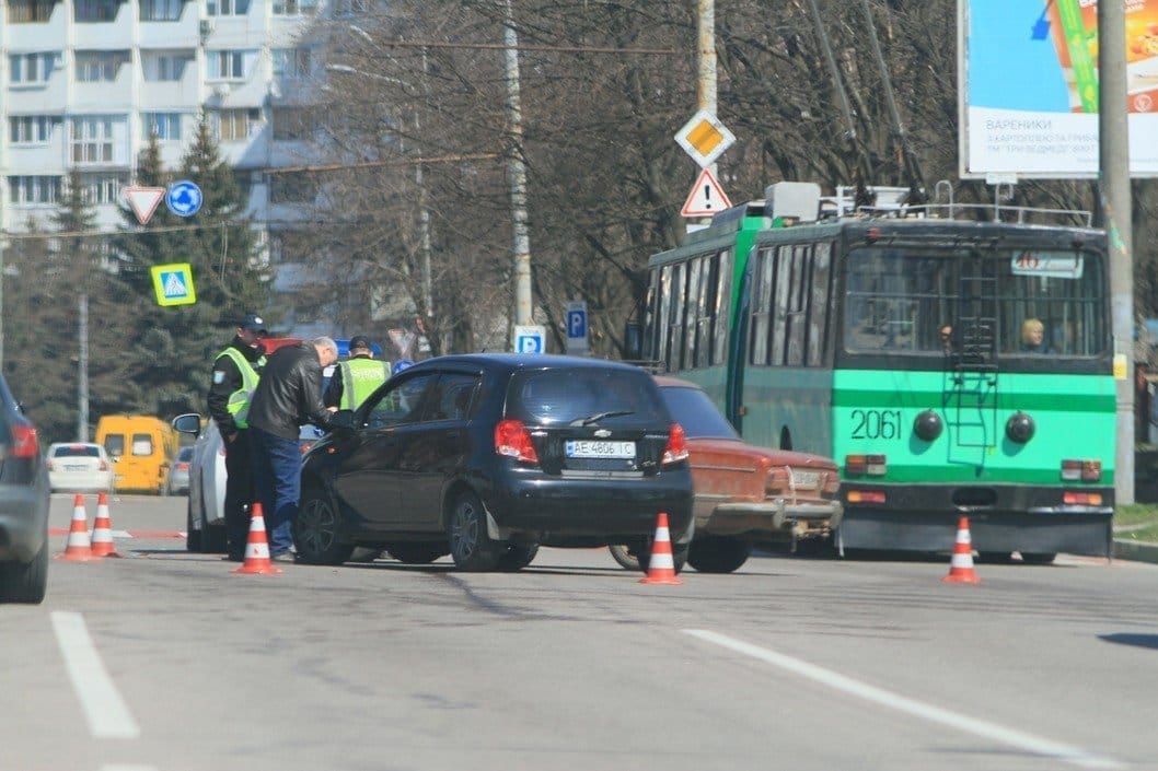 В Днепре возле «Даффи» столкнулись ВАЗ и Chevrolet - рис. 4