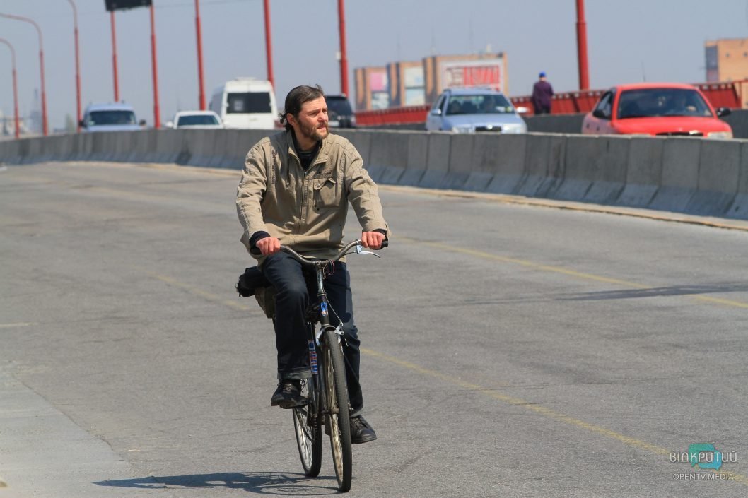 В Днепре на Новом мосту появилась велодорожка и пешеходная зона - рис. 11