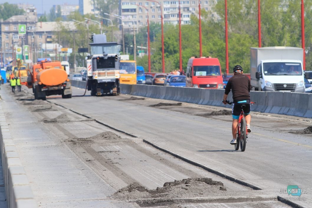 В Днепре на Новом мосту появилась велодорожка и пешеходная зона - рис. 2