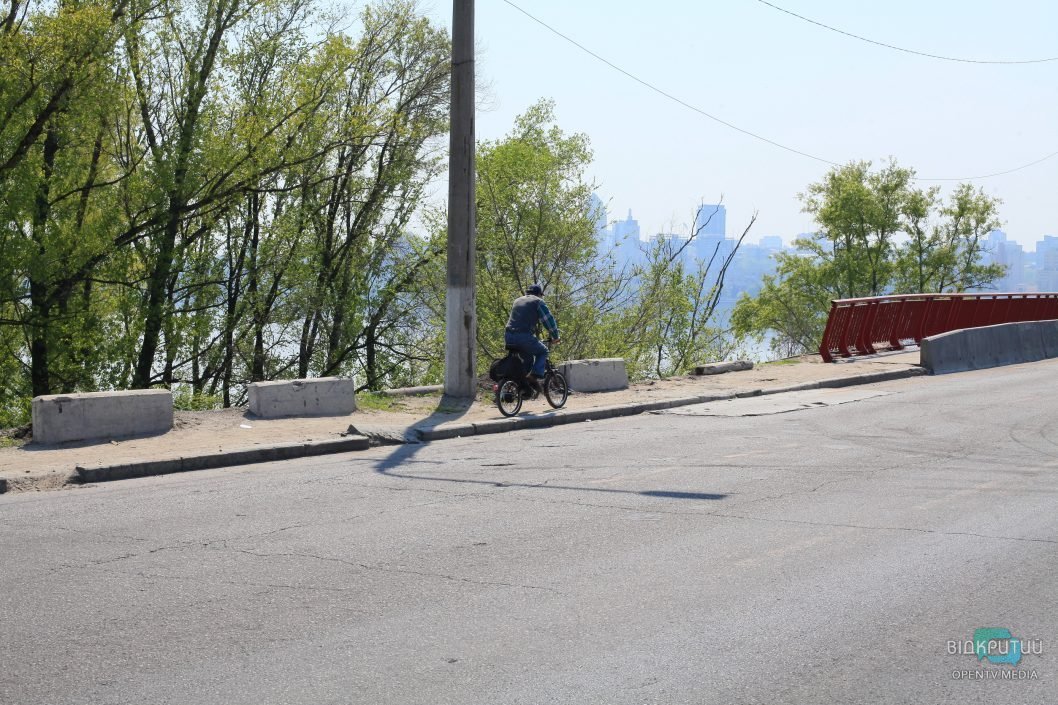 В Днепре на Новом мосту появилась велодорожка и пешеходная зона - рис. 5