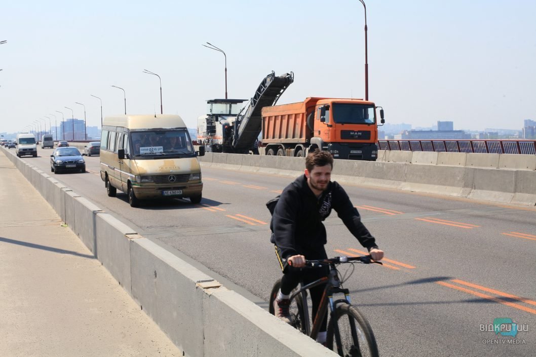 В Днепре на Новом мосту появилась велодорожка и пешеходная зона - рис. 6