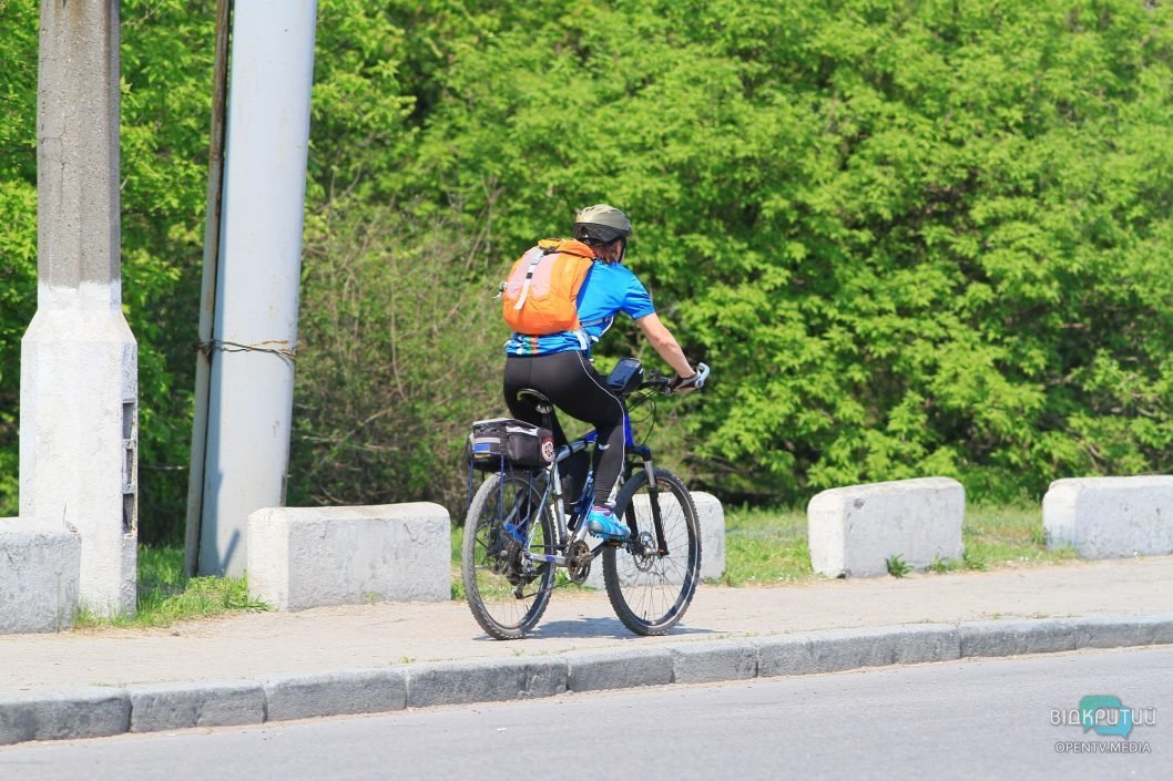 В Днепре на Новом мосту появилась велодорожка и пешеходная зона - рис. 9