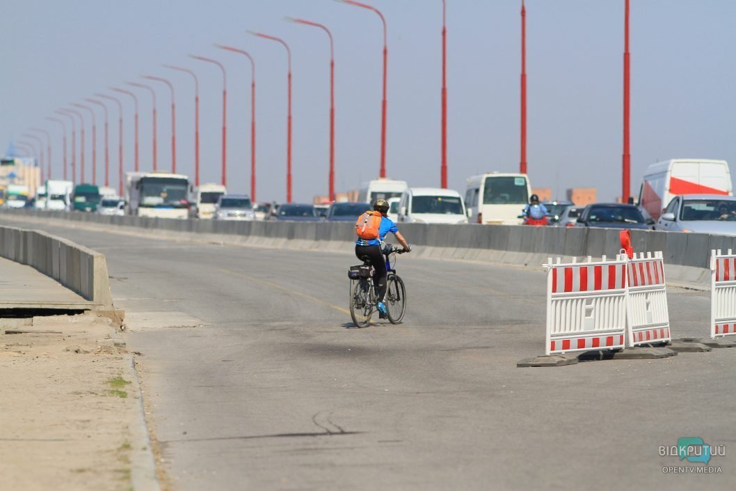 В Днепре на Новом мосту появилась велодорожка и пешеходная зона - рис. 10