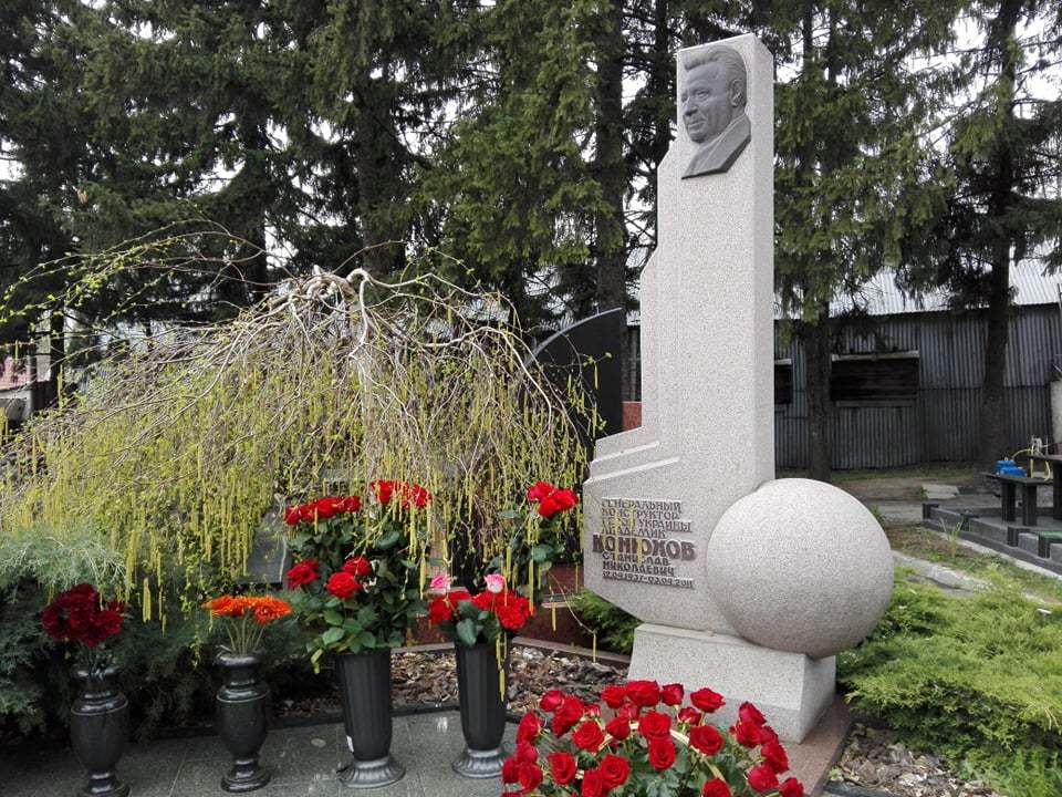 Политики, ракетчики и спортсмены: кто похоронен на Запорожском кладбище в Днепре - рис. 2
