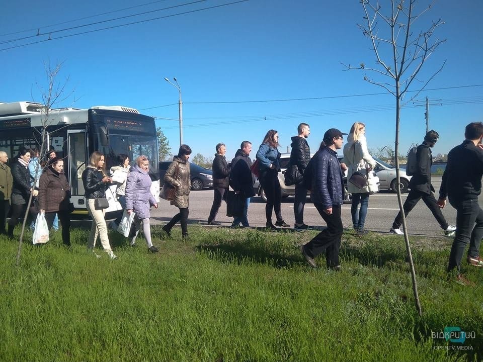 В Днепре на набережной возле «Стана» столкнулись фура и легковушка: движение транспорта затруднено - рис. 16