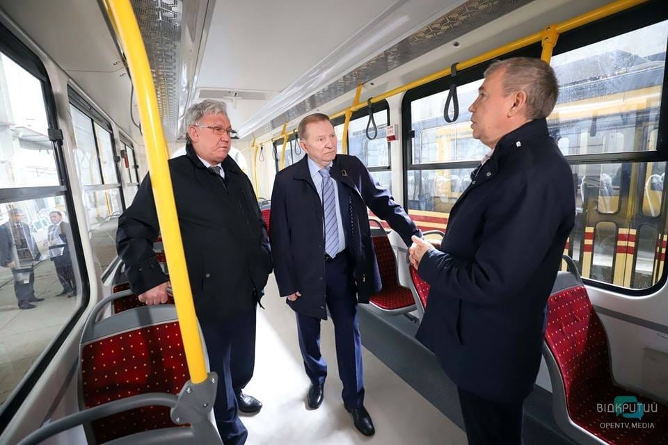 В Днепре экс-президенту Кучме показали, как на «Южмаше» собирают трамваи и троллейбусы - рис. 13