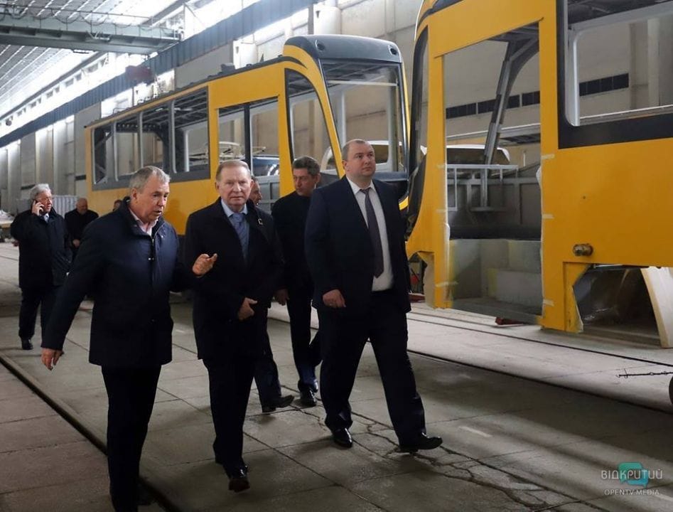 В Днепре экс-президенту Кучме показали, как на «Южмаше» собирают трамваи и троллейбусы - рис. 1