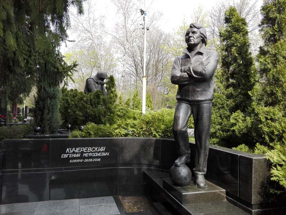 Политики, ракетчики и спортсмены: кто похоронен на Запорожском кладбище в Днепре - рис. 3