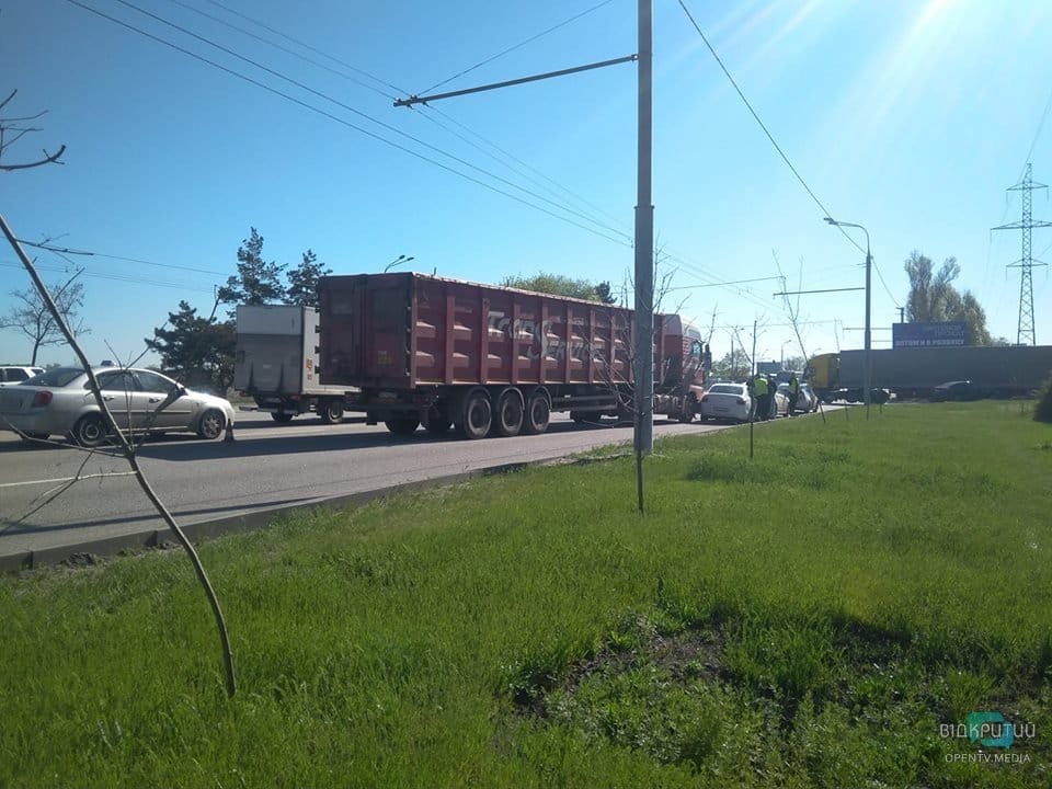 В Днепре на набережной возле «Стана» столкнулись фура и легковушка: движение транспорта затруднено - рис. 5