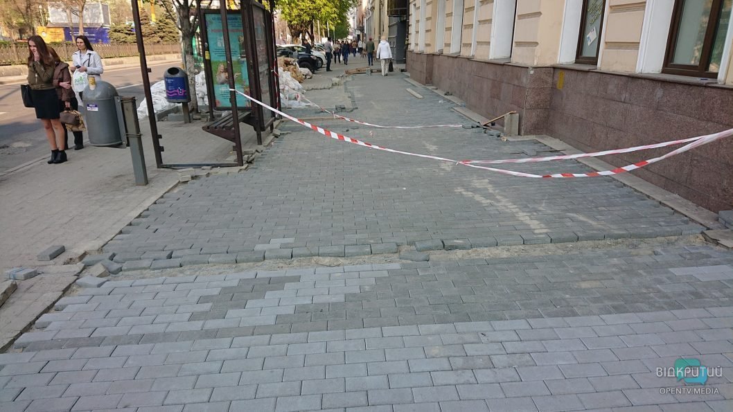 В Днепре на центральном проспекте тротуары ремонтируют за счет денег от МАФов - рис. 1