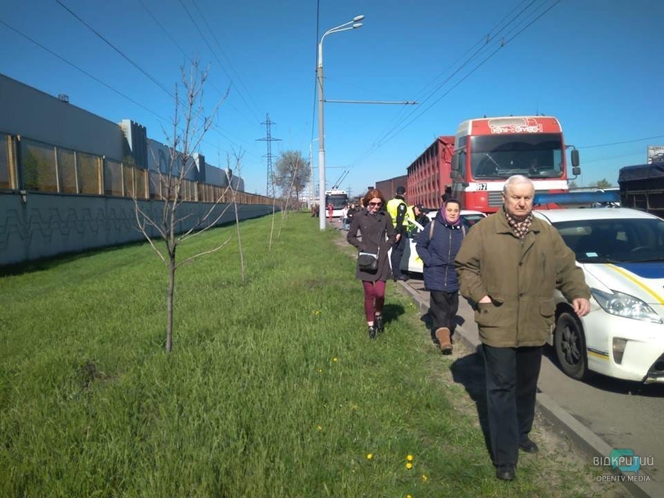 В Днепре на набережной возле «Стана» столкнулись фура и легковушка: движение транспорта затруднено - рис. 3