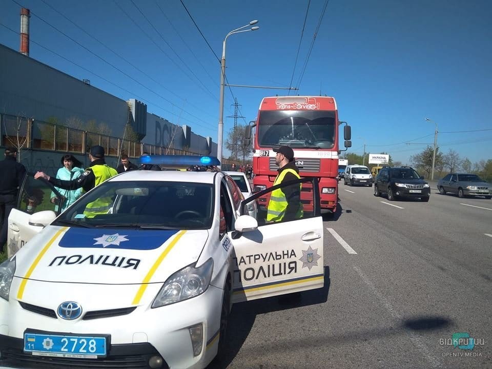 В Днепре на набережной возле «Стана» столкнулись фура и легковушка: движение транспорта затруднено - рис. 2