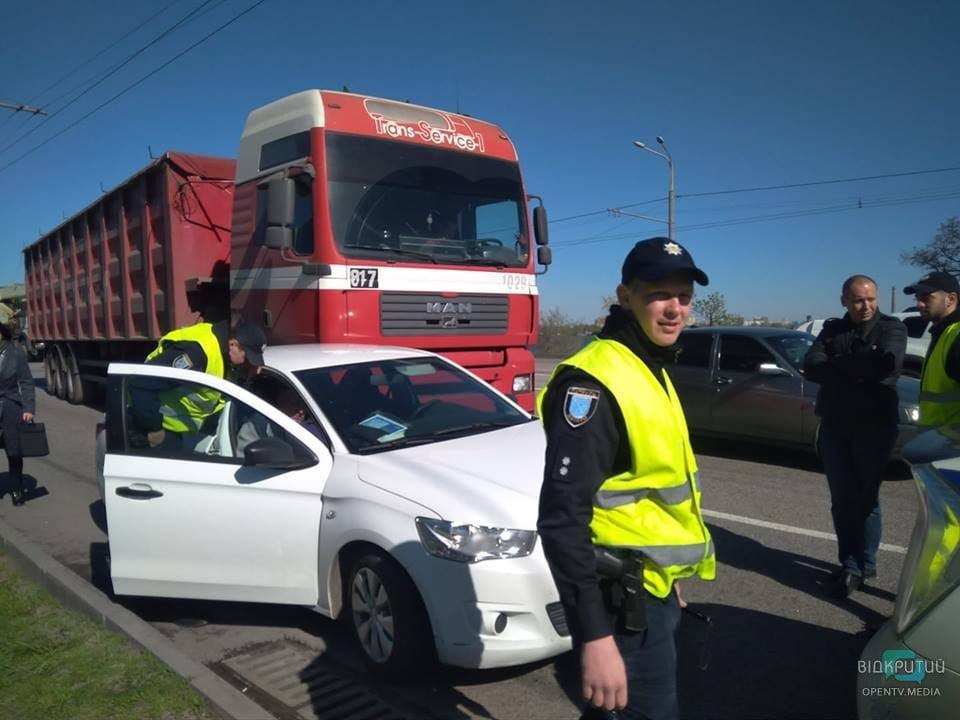 В Днепре на набережной возле «Стана» столкнулись фура и легковушка: движение транспорта затруднено - рис. 1