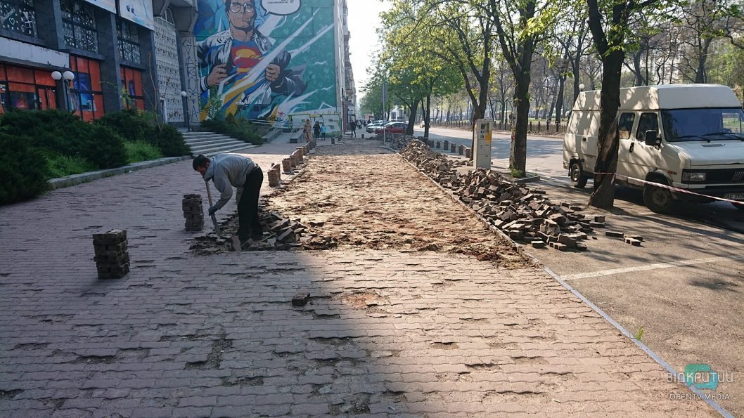 В Днепре на центральном проспекте тротуары ремонтируют за счет денег от МАФов - рис. 2