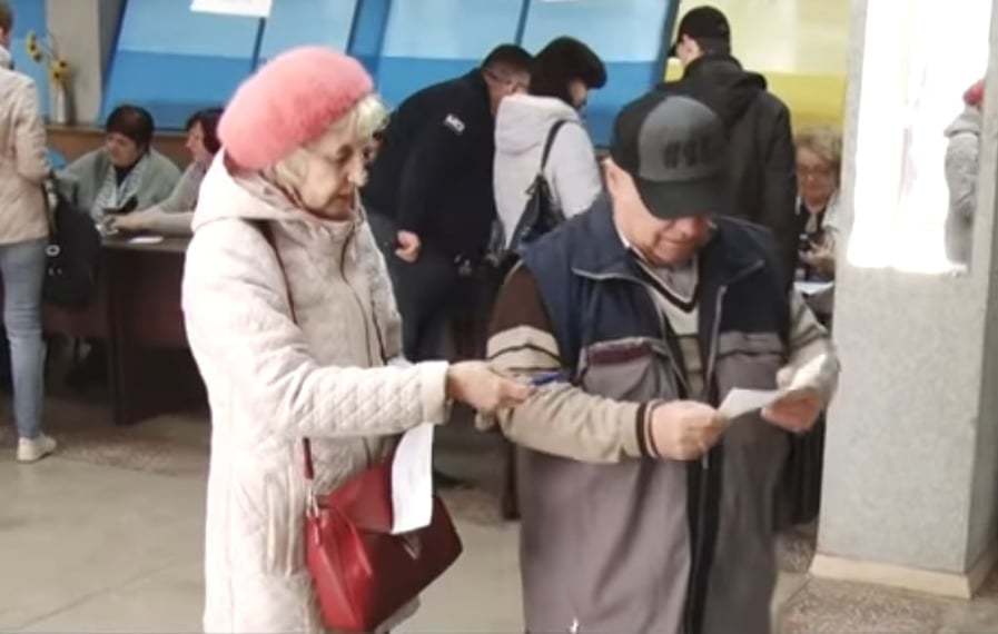 Как в Днепропетровской области голосовали родители Зеленского - рис. 11