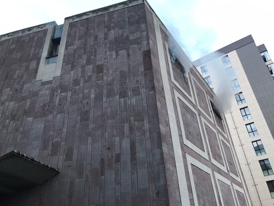 В Днепре горит самый крупный кинотеатр на ж/м Победа - рис. 5