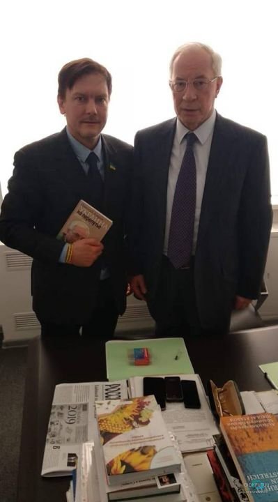 Депутат из Днепра встретился с беглым премьером Азаровым - рис. 1