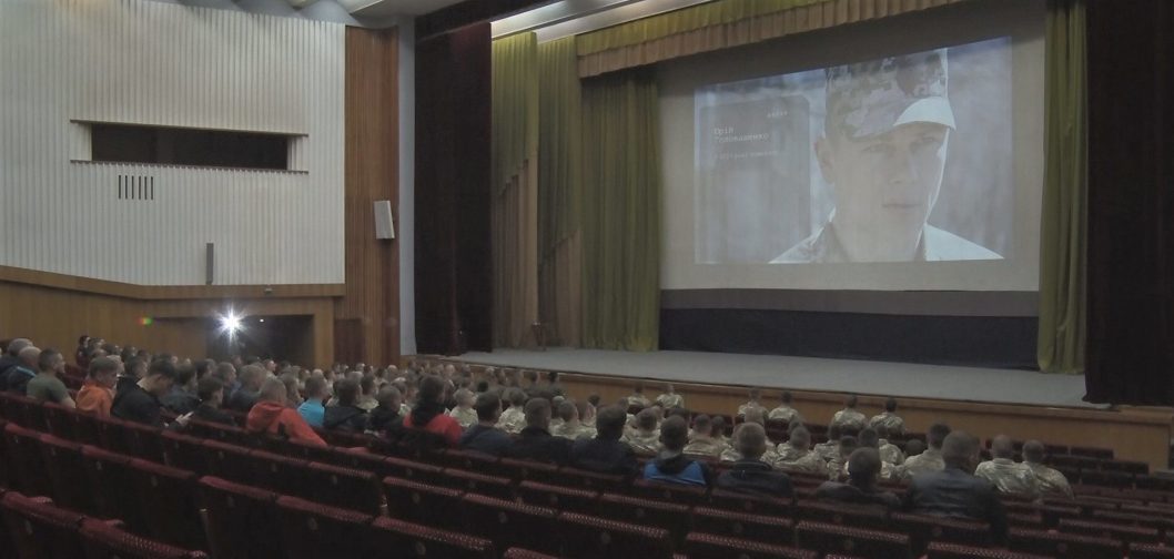 У Дніпропетровській обласній адміністрації відбувся показ фільму «Крим. Оточені зрадою» - рис. 2