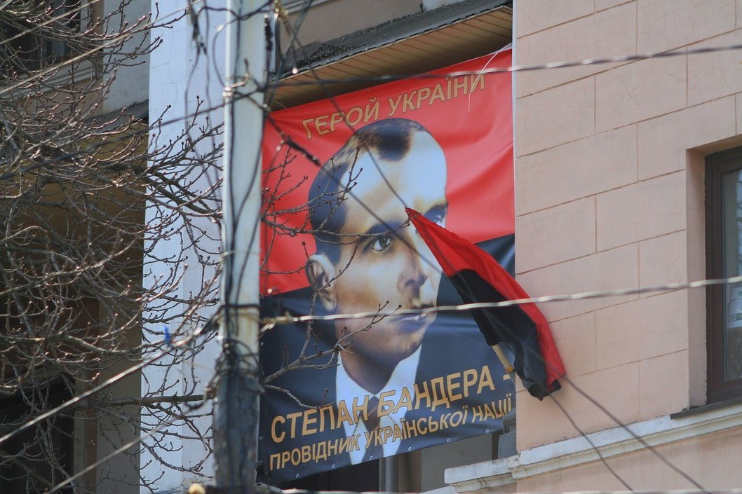 В Днепре на центральном проспекте вывесили портрет Степана Бандеры - рис. 4