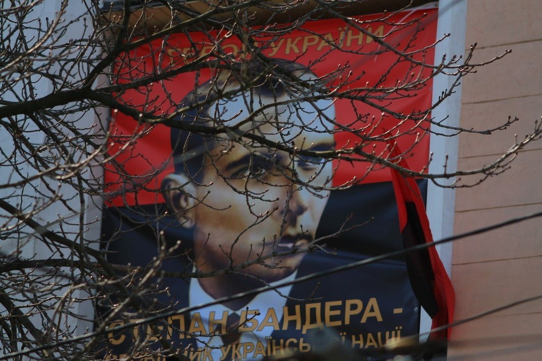 В Днепре на центральном проспекте вывесили портрет Степана Бандеры - рис. 5